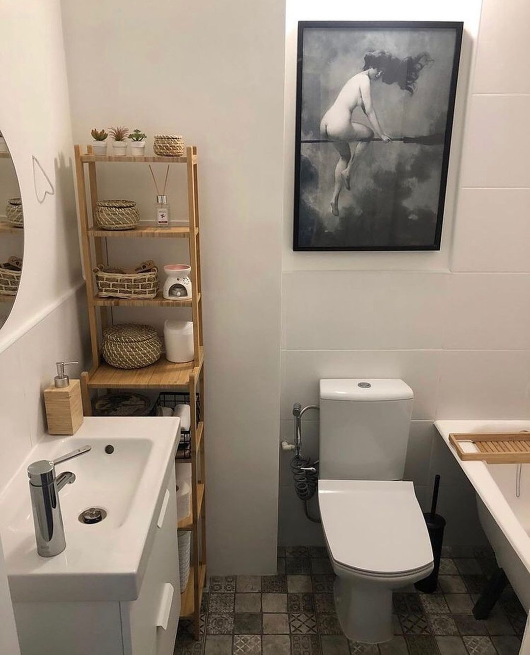 Настоящая скрытая камера в деревенском туалете показала, как женщина справляет нужду